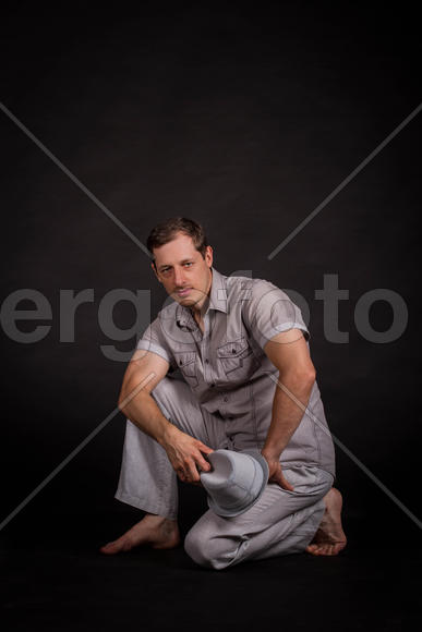 Мужчина со шляпой в руке