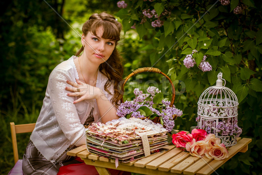 Девушка за деревянным столиком