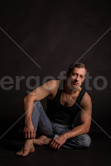 Мужчина на чёрном фоне