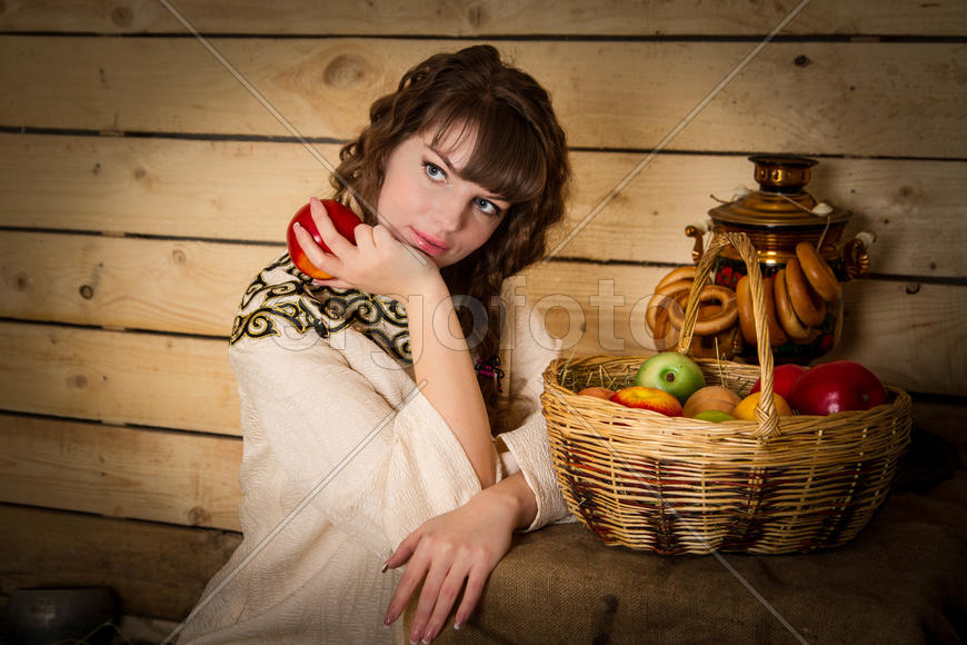 Девушка в русской деревне