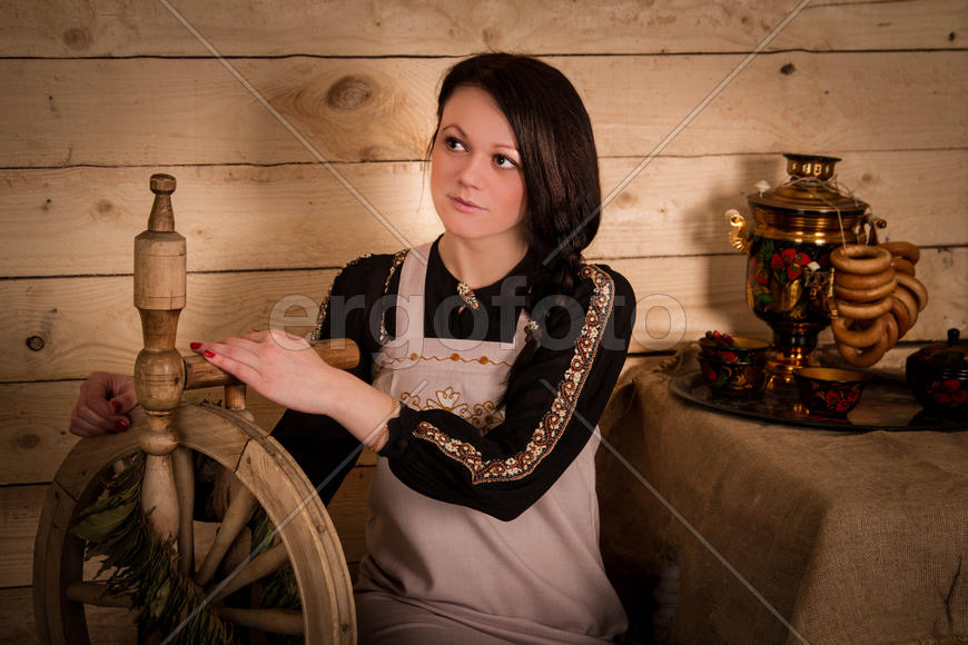 Девушка в русской деревне.