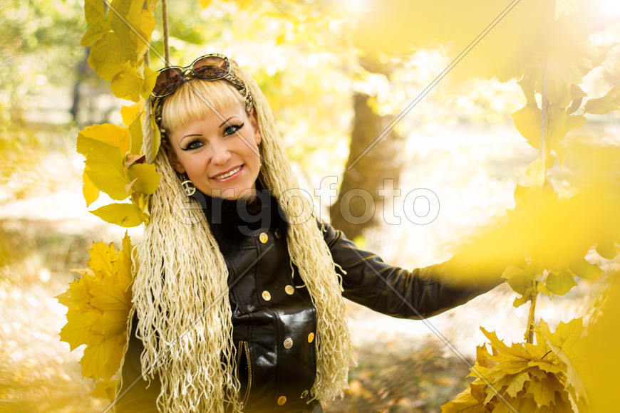 Портрет девушки осенью