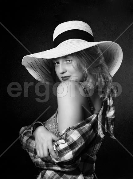 Портрет девушки в соломенной шляпе