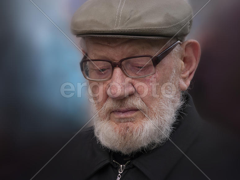 Задумчивый мужчина с седой бородой