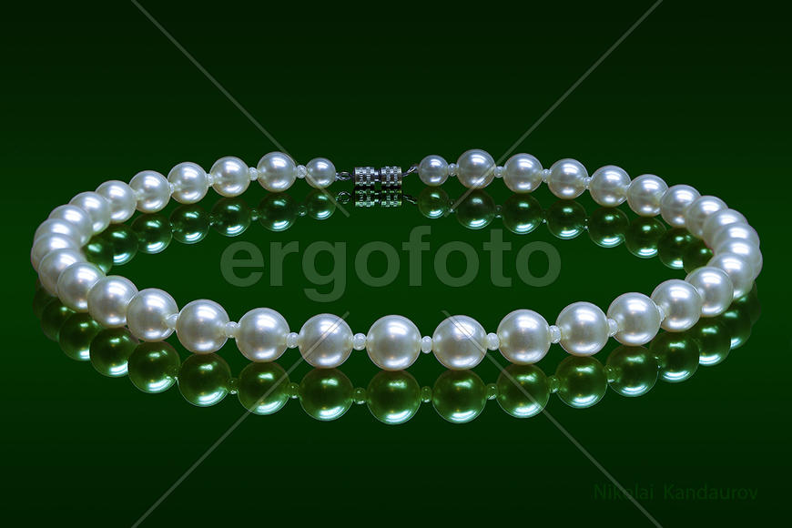 Ожерелье из жемчуга на тёмном фоне