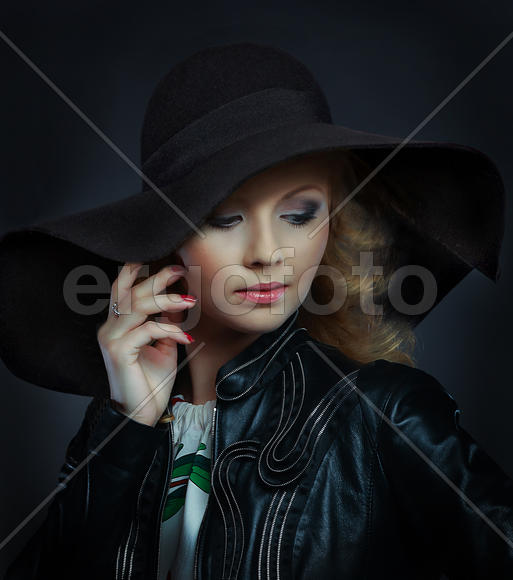 Молодая красивая девушка в шляпе