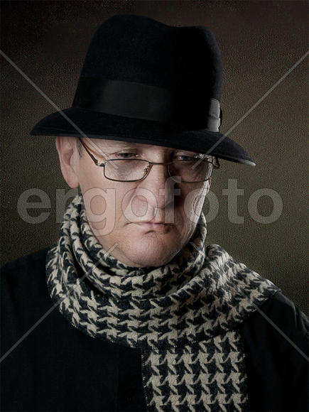 Портрет мужчины в шляпе и очках