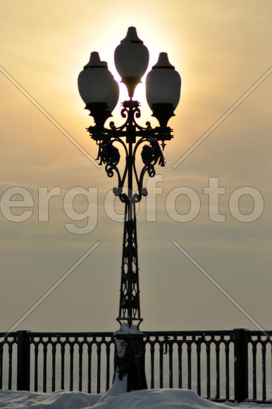 Фонарь и солнце