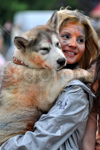 Праздник Холи. Девушка с собакой.