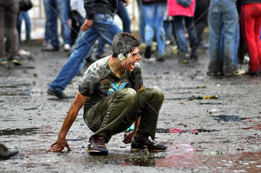 Падающий парень на празднике холи