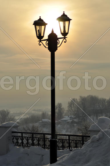 Фонарь и солнце