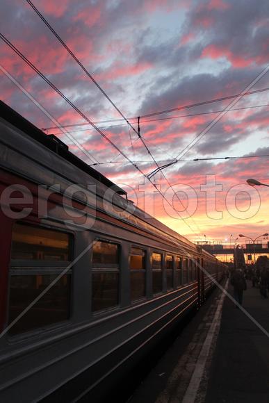 Поезд и закатное небо
