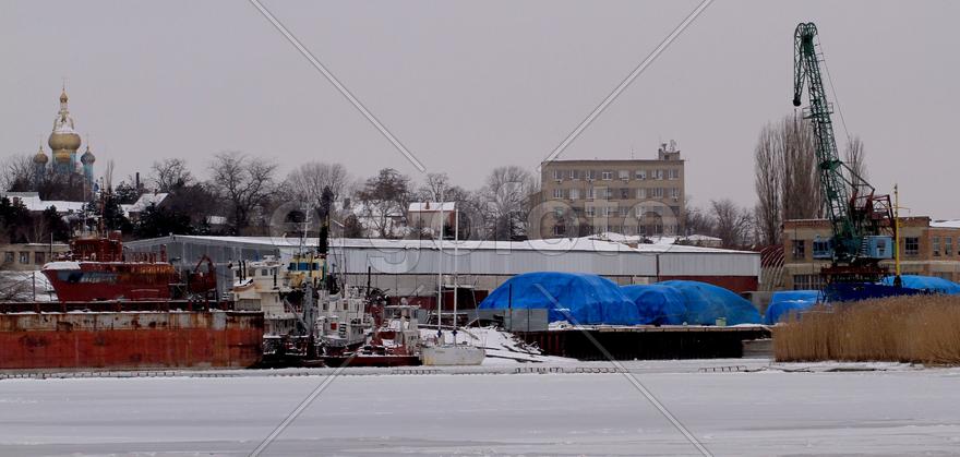 Корабли на пристани зимой 