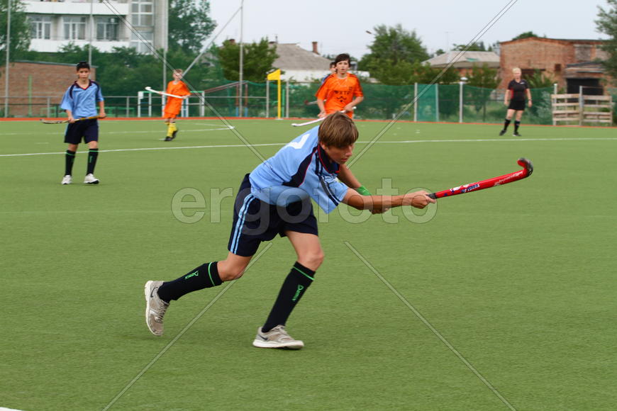 Мужчина играют в хоккей на траве