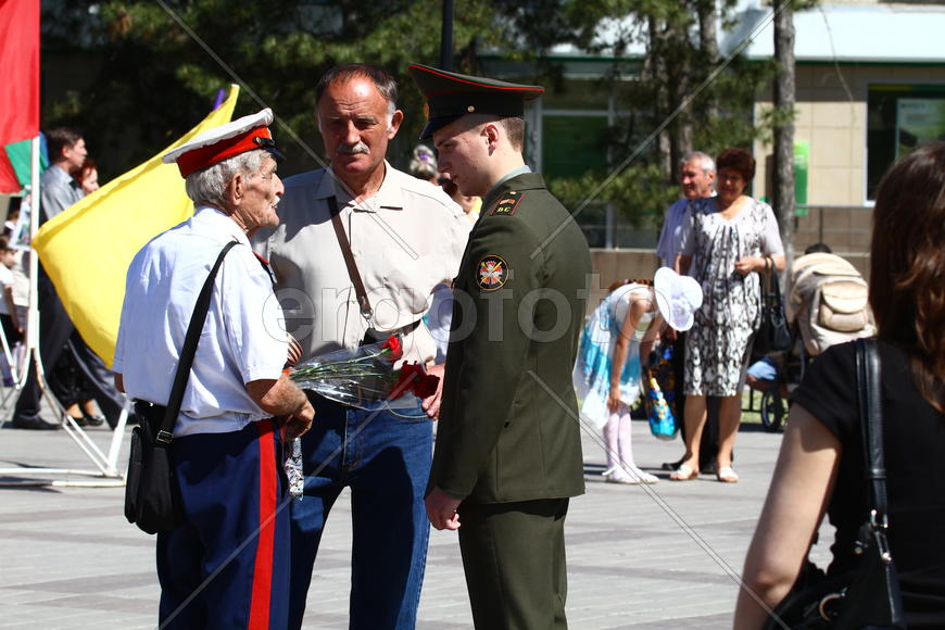 Группа военных на празднике 