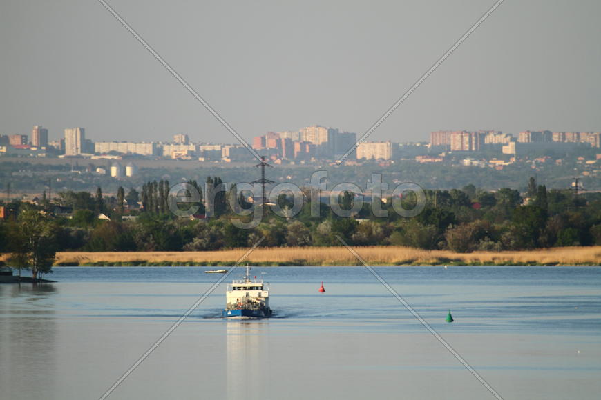 Корабль на реке 