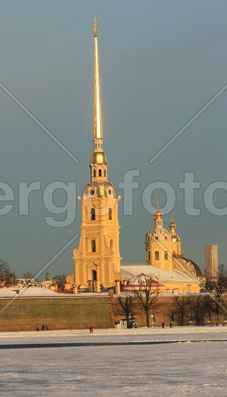 Историческое здание со шпилем 
