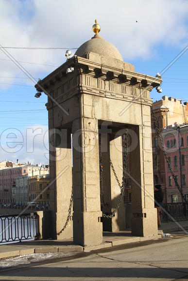 Старинная арка с железными цепями 