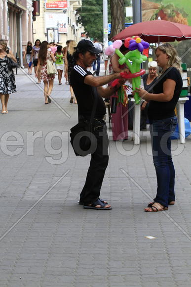 Торговля надувными шарами на улице 