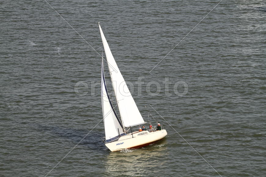 Яхта на море