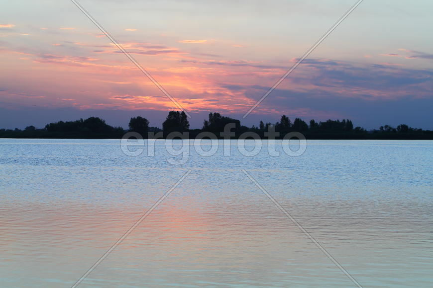 Закат на реке