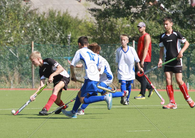 Мужчины играют в хоккей на траве