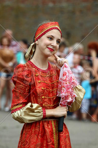 Девушка в наряде