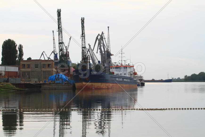 Судно на воде у порта 