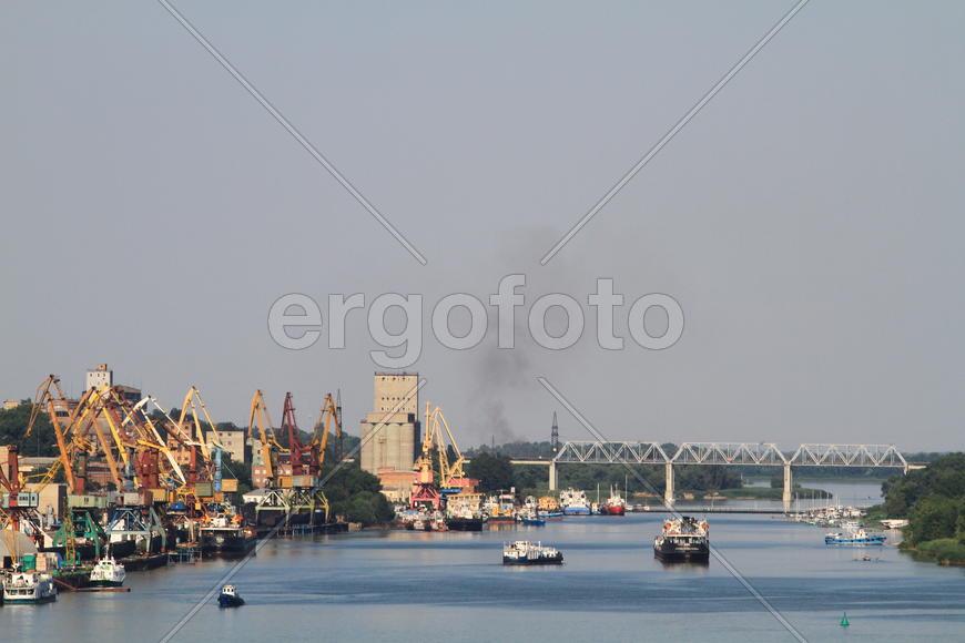 Корабли на воде у дока 