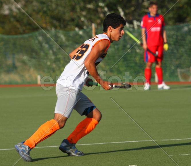 Мужчина играет в хоккей на траве