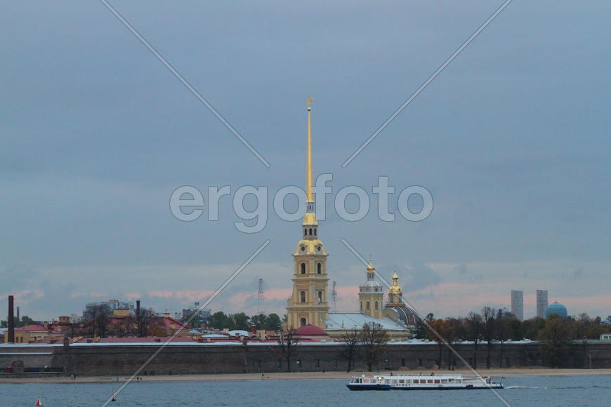 Башня со шпилем на берегу реки 