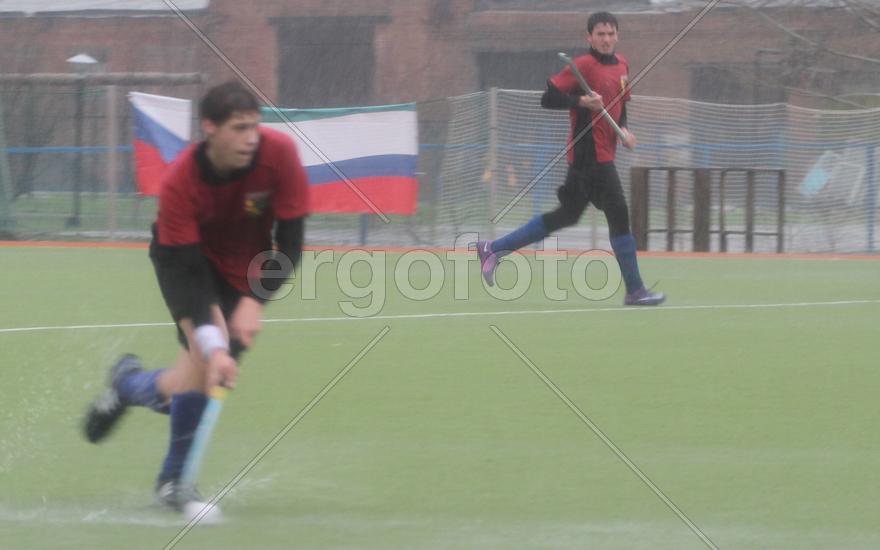 Двое мужчин играют в хоккей с мячом