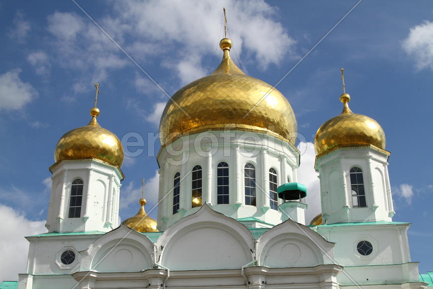 Золотые купола церкви 