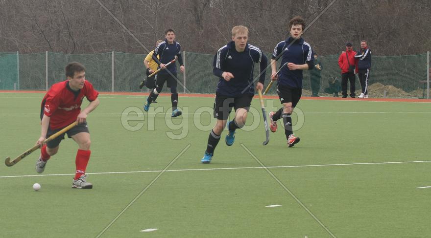 Мужчины играют в хоккей на траве