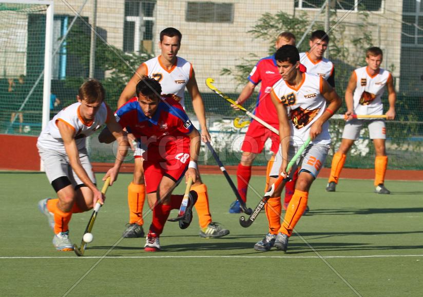 Мужчины играют в хоккей на траве