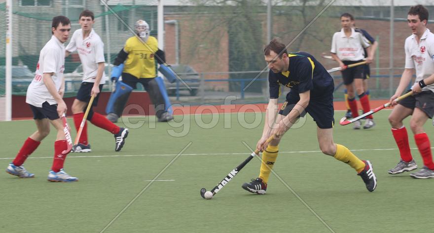 Мужчины играют в хоккей на траве