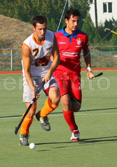 Двое мужчин играют в хоккей на траве