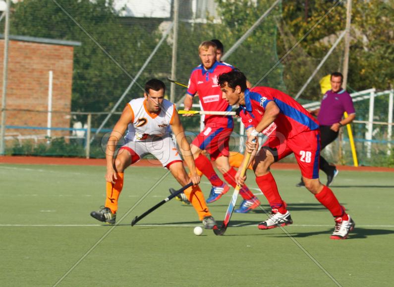 Мужчины играют в хоккей на траве