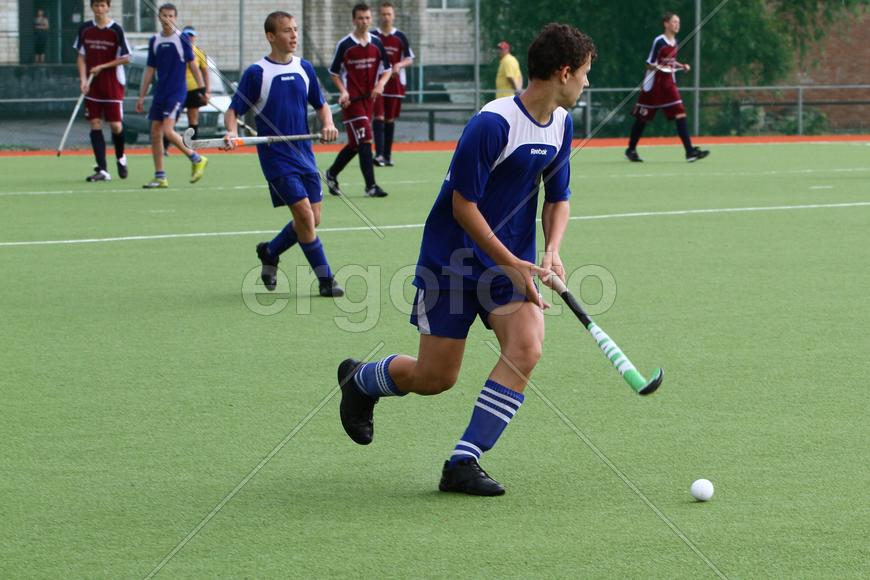 Мужчины играют в хоккей на траве