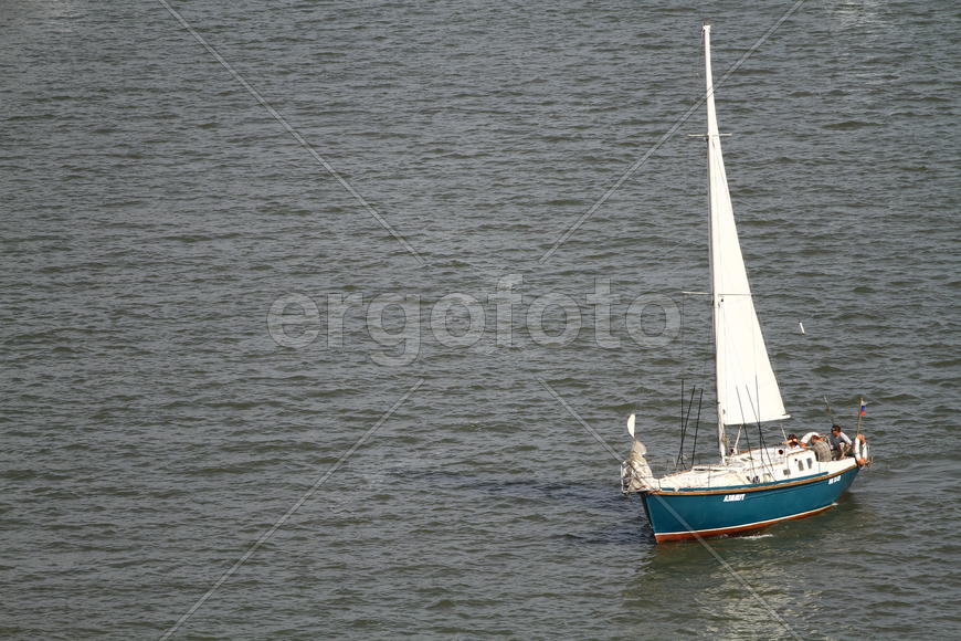 Яхта на море