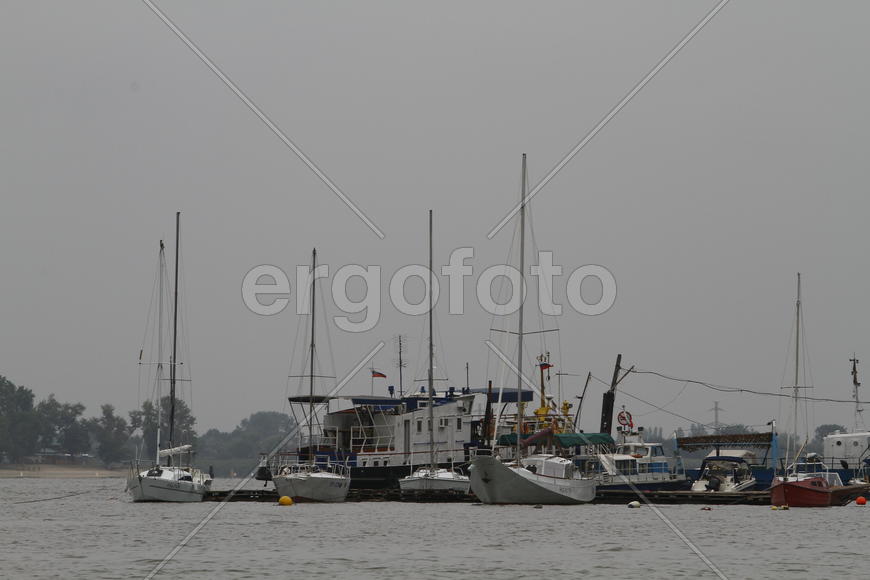 Группа судов в море 