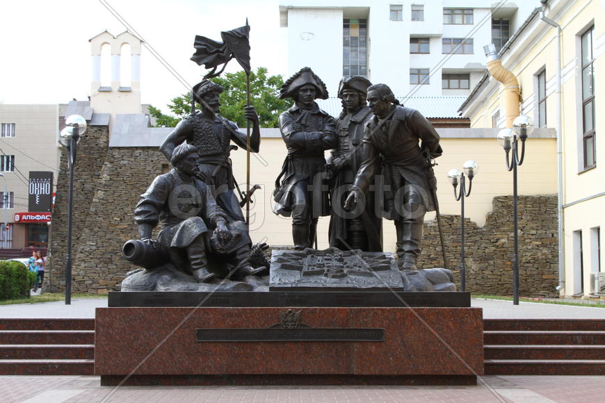 Скульптуры основателей Ростова 