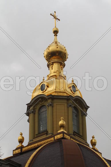 Золотой купол церкви 