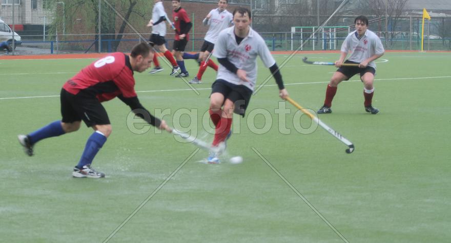 Мужчины играют в хоккей на траве