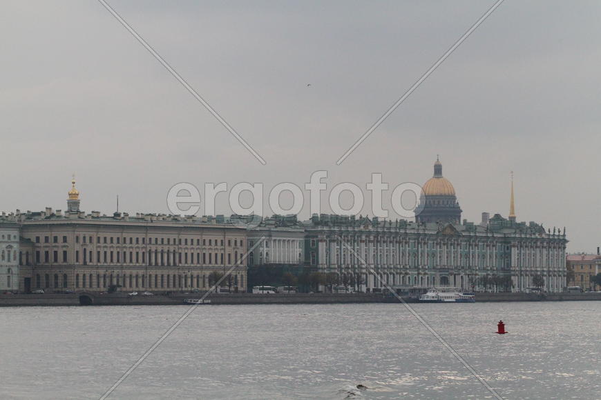 Панорамный вид на архитектуру города. Вид с реки 