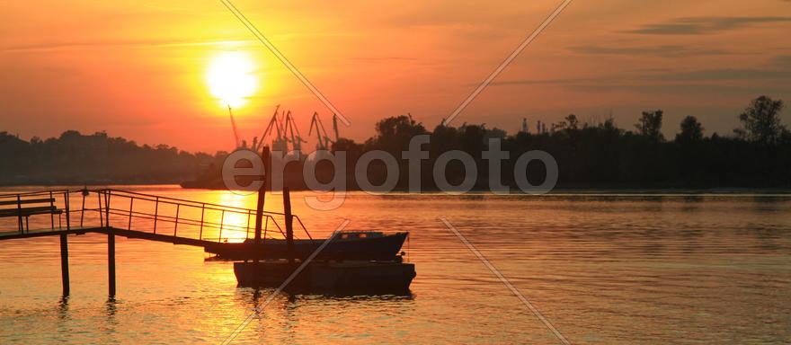 Закат на реке