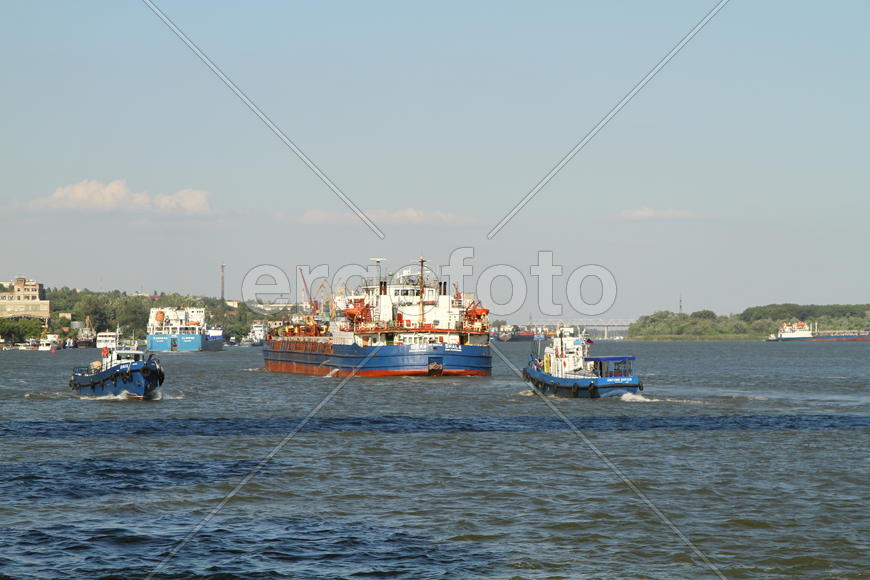 Буксиры с баржей на реке 
