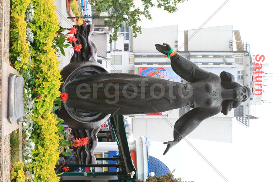 Скульптура женщины 