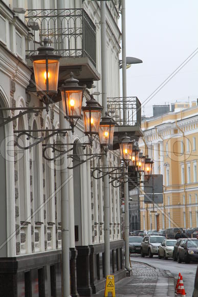 Зажжение фонари на фасаде здания 