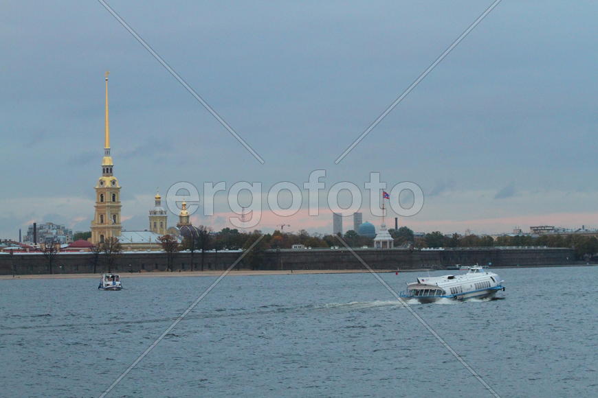 Панорамный вид на архитектуру города. Вид с реки 